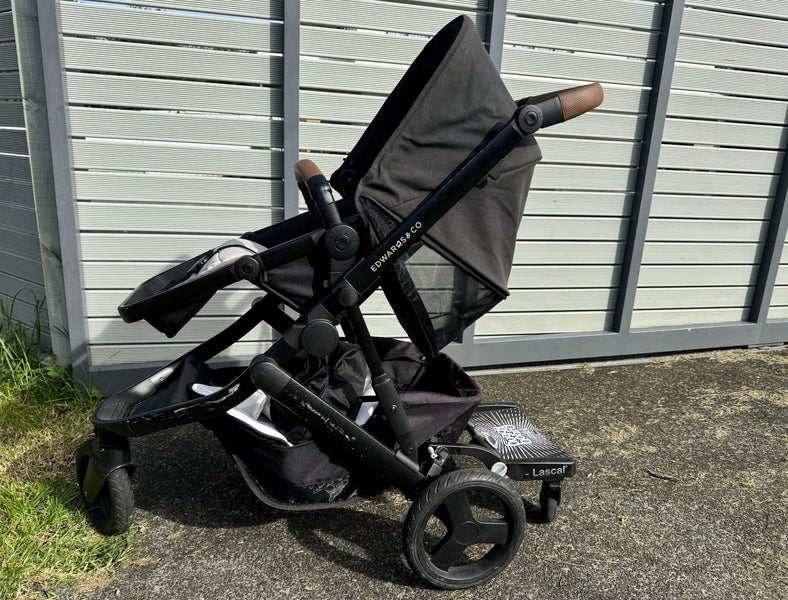 Oscar M2 Edwards & Co pram w/ avery capture & accessories Carousel 1