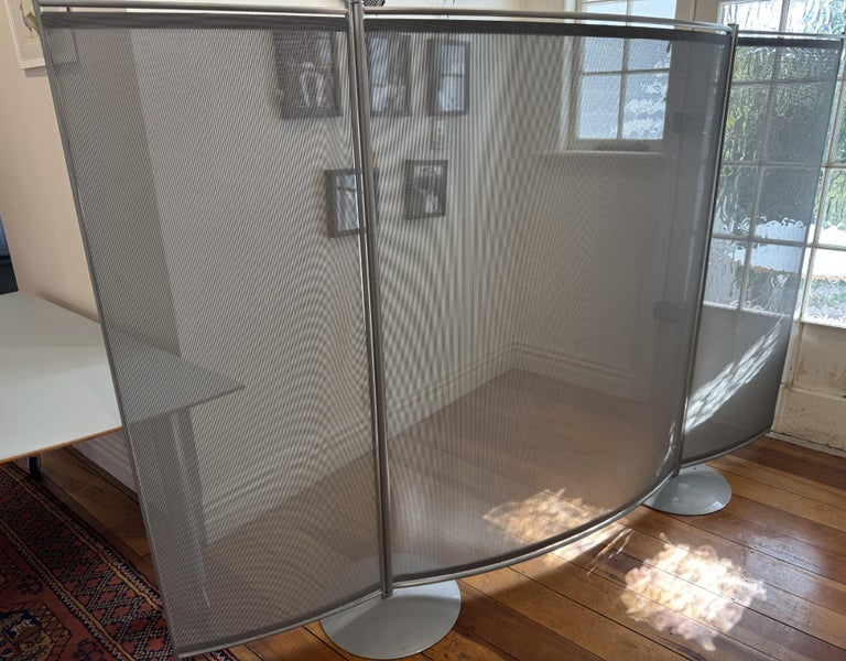 Mesh divider screen Carousel 1