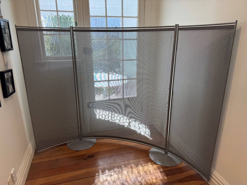 Mesh divider screen Carousel 4