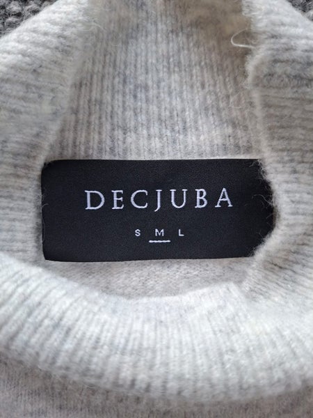 Decjuba Knitted Jersey Carousel 2
