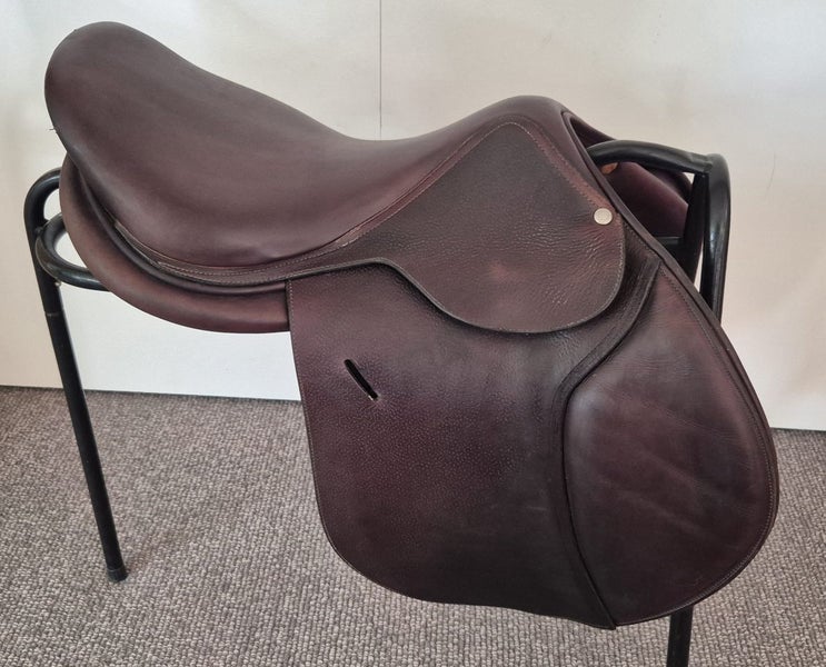 Butet Classic Jump Saddle 17"62863239223939112