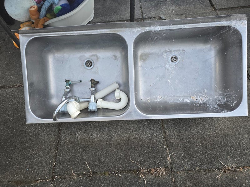 Double laundry tub with tapset Carousel 1