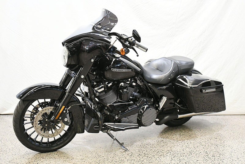2017 Harley-Davidson FLHRXS Road King62869813292803111