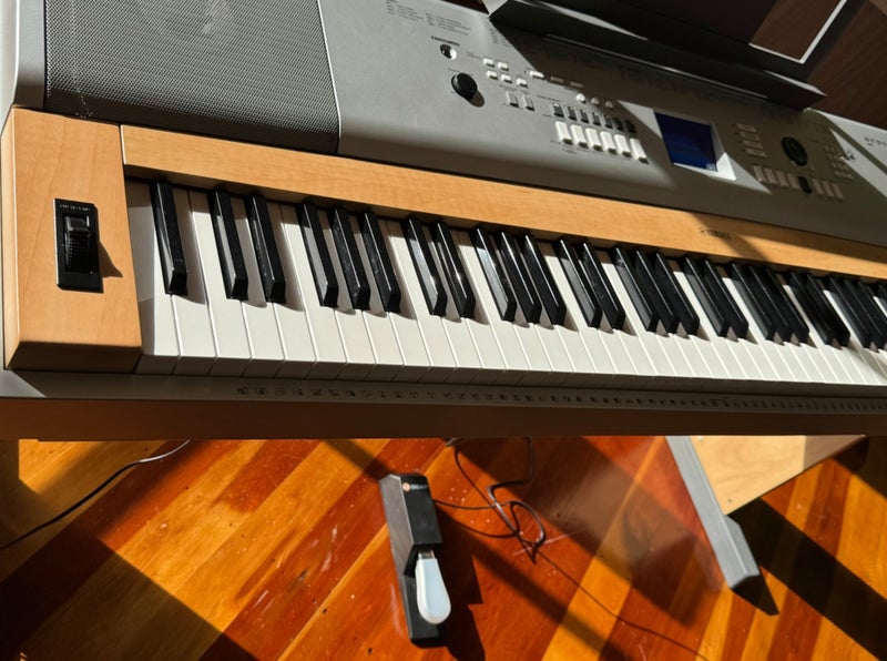 Piano Yamaha DGX 630 Carousel 1