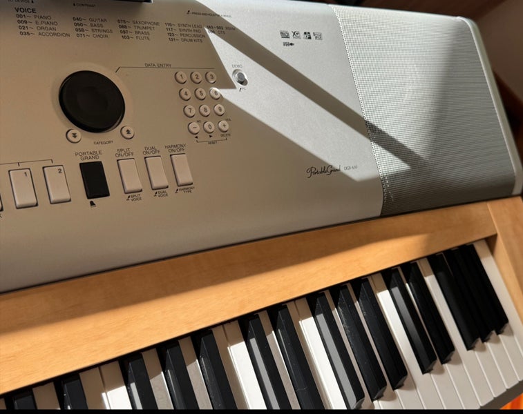 Piano Yamaha DGX 630 Carousel 2