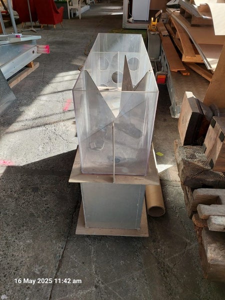 Flow tank with weirs Carousel 2