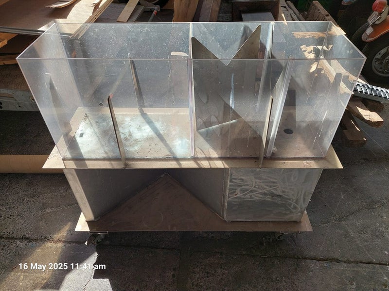 Flow tank with weirs Carousel 1