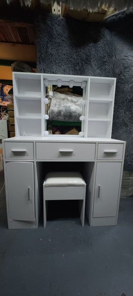 Brand new Vanity , Dressing table with LED light and stool. Carousel 2