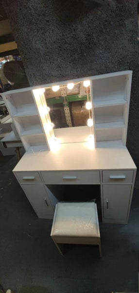 Brand new Vanity , Dressing table with LED light and stool. Carousel 3