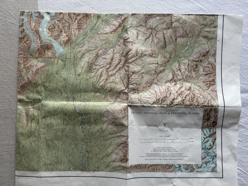 ALASKA: a folding guide map -DENALI National Park & Reserve - 103x103cm Carousel 1