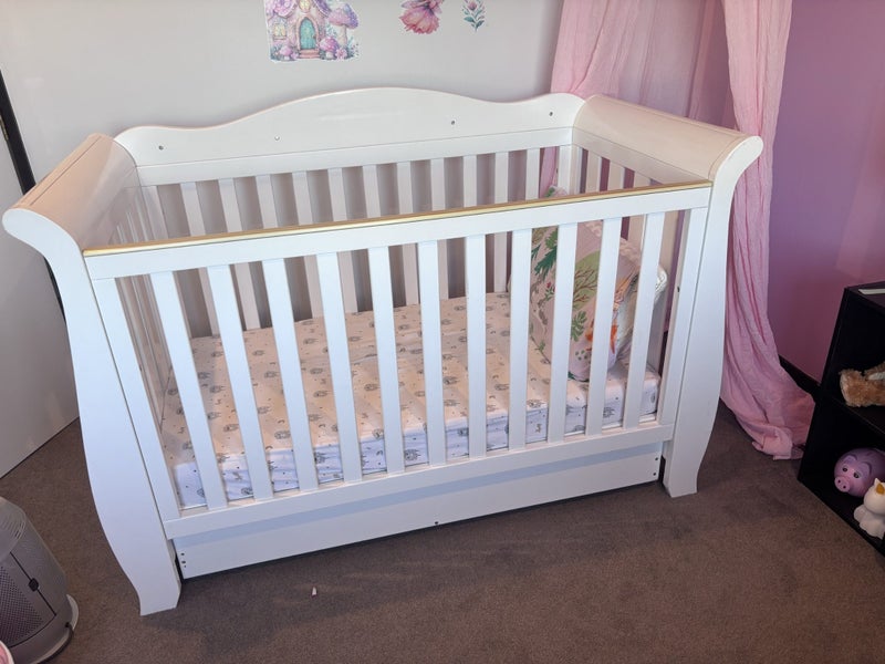 Cot with draw + bedding Carousel 1