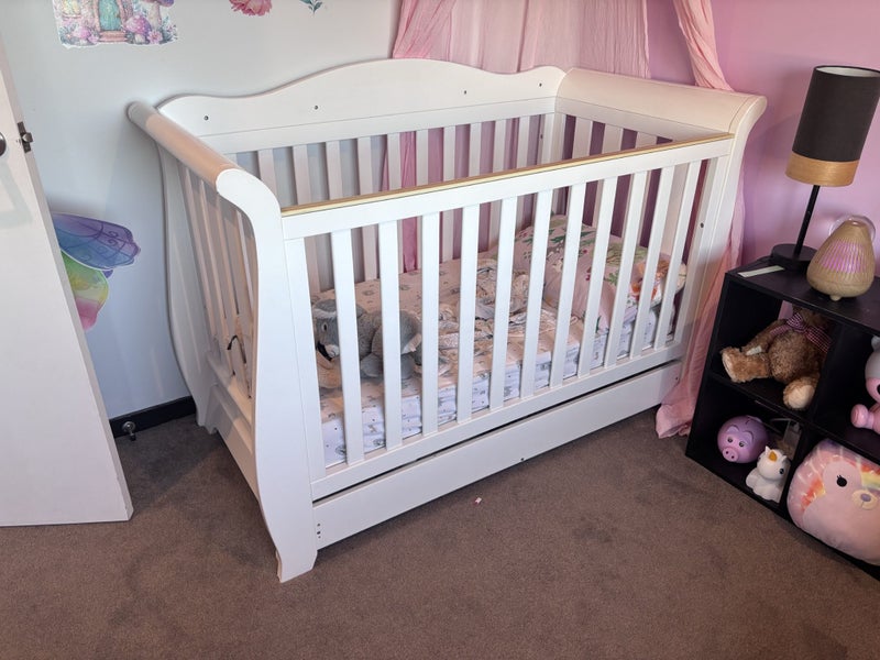 Cot with draw + bedding Carousel 4