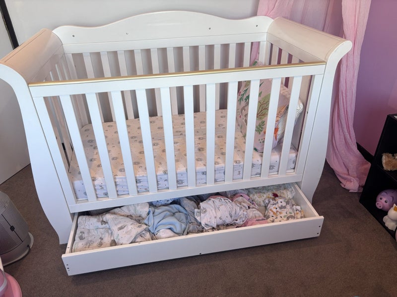 Cot with draw + bedding Carousel 2