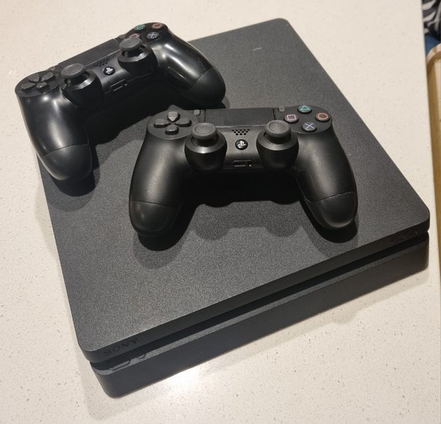 PS4 slim + 2 controllers + 5 games Carousel 1