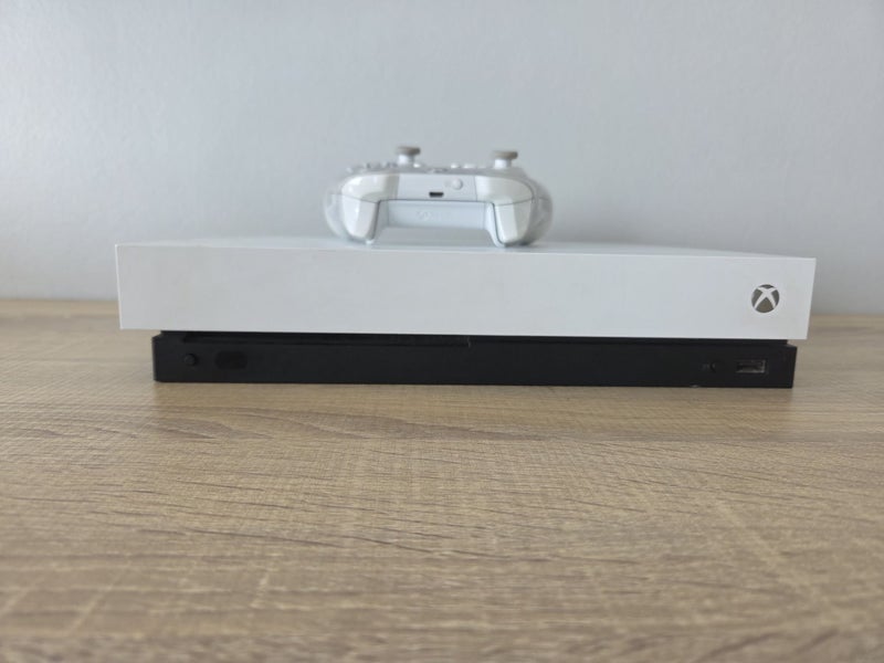 Xbox One X Console + Controller Carousel 5