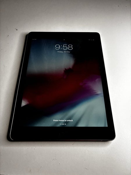 IPAD AIR - GREAT CONDITION62863221921539113