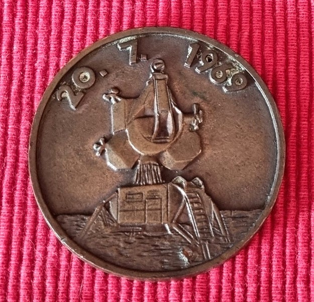 APOLLO II 20.7.1969 Commemorative Medallion Carousel 2