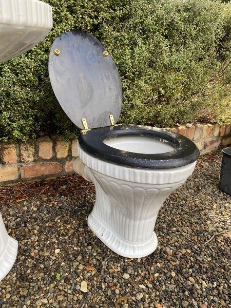 Toilet and basin Carousel 1