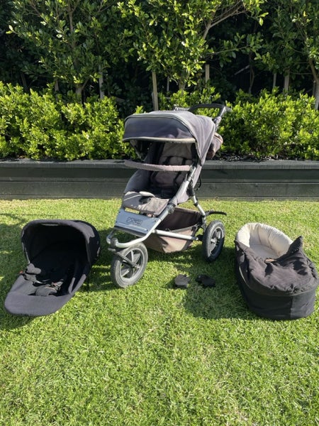 Mountain Buggy Urban Jungle + Bassinet + Carrycot Carousel 1