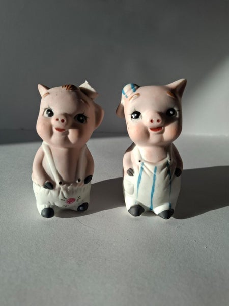 Vintage pig salt and pepper shakers Carousel 1