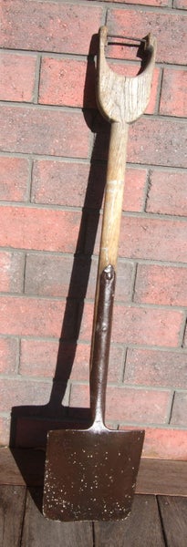 VINTAGE ** A & F PARKES & CO LTD *** DIAMOND STEEL *** D HANDLE SPADE Carousel 2