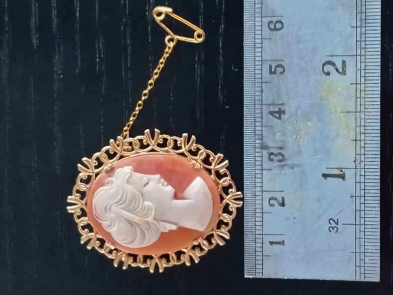 Estate Sale Antique - 9CT Large Cameo Brooch Carousel 6