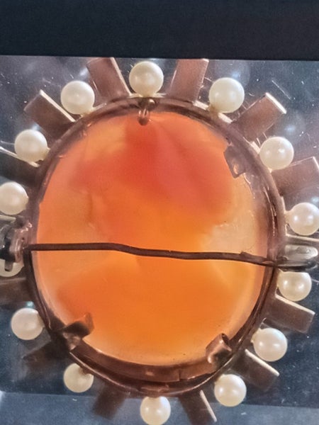 ESTATE SALE - ANTIQUE 15CT CAMEO BROOCH Carousel 2