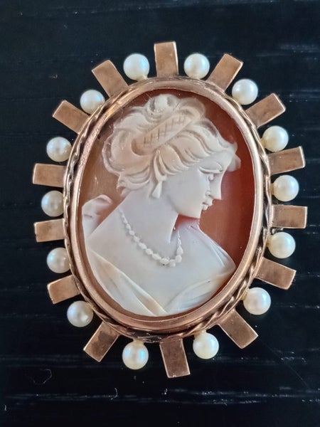 ESTATE SALE - ANTIQUE 15CT CAMEO BROOCH Carousel 1