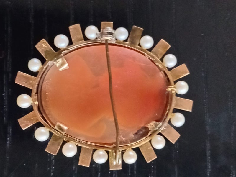 ESTATE SALE - ANTIQUE 15CT CAMEO BROOCH Carousel 2