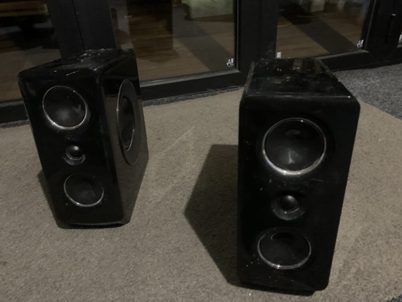 Book shelf / home theatre LG Speakers (Pair) Carousel 2