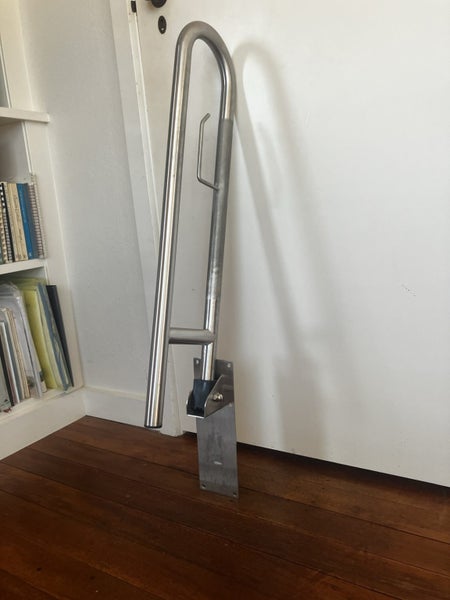 Lift up toilet handrail Carousel 2