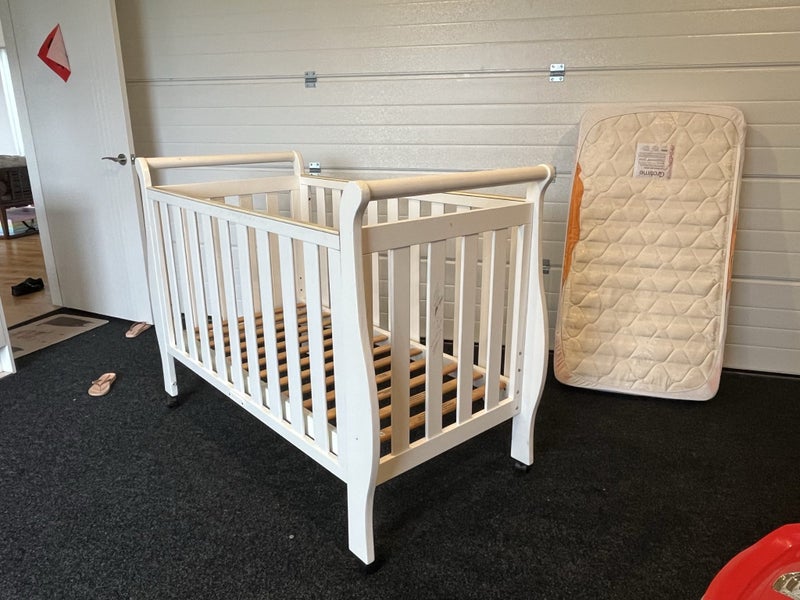 Babyhood cot and mattress Carousel 2
