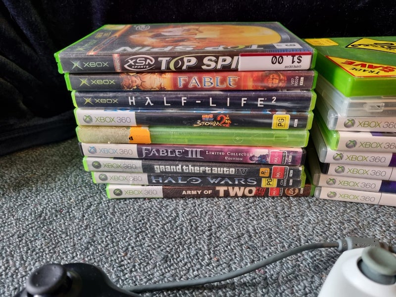 Xbox 360 S 120GB + 2 controllers + games Carousel 2