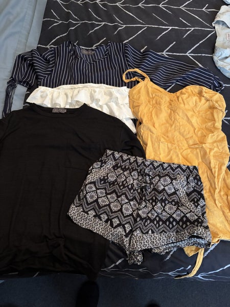 Small women’s clothing bundle. Carousel 1