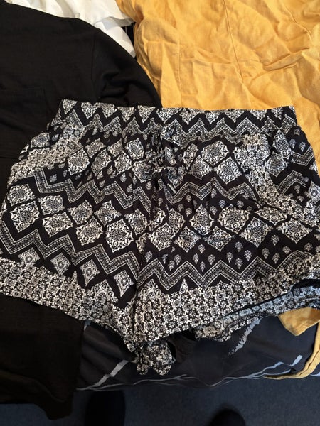 Small women’s clothing bundle. Carousel 2