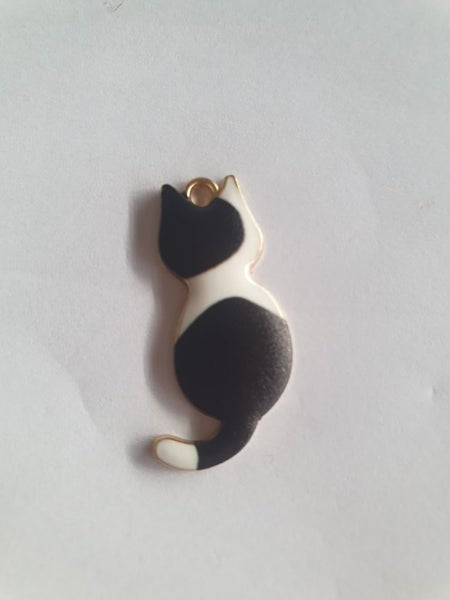 Cat Charm 30x15x2mm (blk whte) Carousel 1