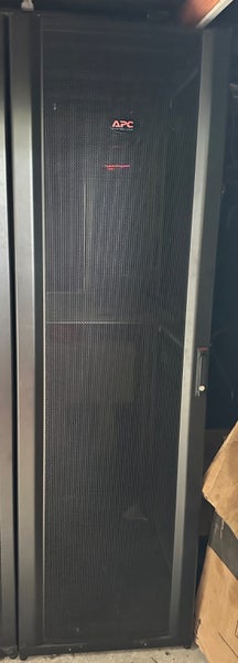 APC Netshelter SX 42U Carousel 2
