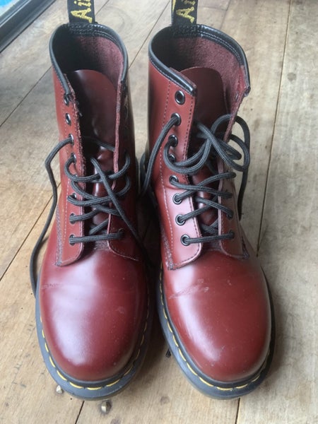 Dr Martens cherry red Carousel 1