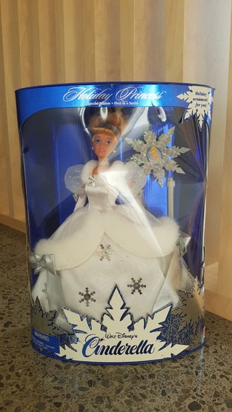 Vintage 1996 Walt Disney Cinderella Holiday Princess Special Edition Doll Carousel 2