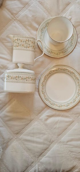Royal Doulton bone china dinner set (10 settings) 197663004014809987112