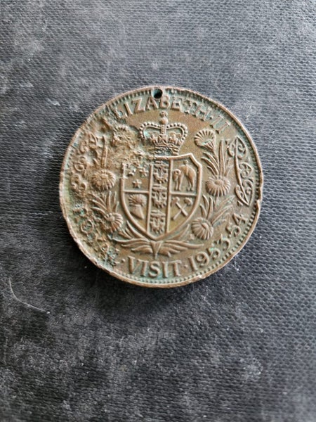 Royal Visit toNZ Medal. Carousel 1