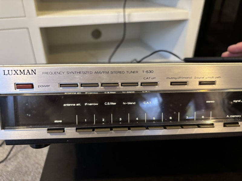 LUXMAN AM/FM Stereo Tuner T-530 Carousel 1