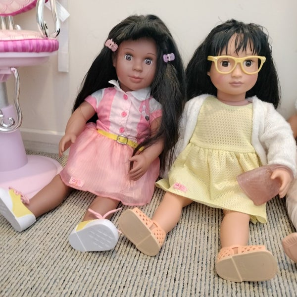 3 Generation dolls plus a bonus Anna *free hair salon chair and accessories * Carousel 2