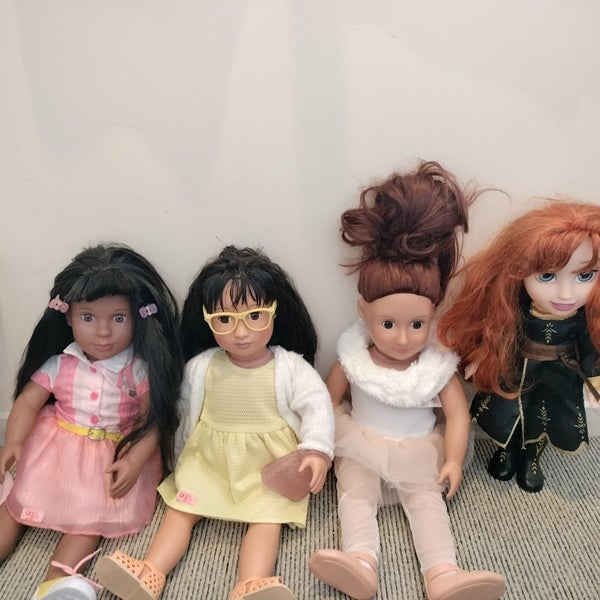 3 Generation dolls plus a bonus Anna *free hair salon chair and accessories * Carousel 1