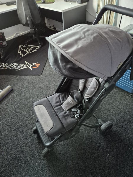 Edwards and Co Otto travel pram Carousel 1