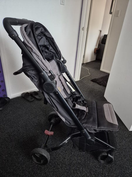 Edwards and Co Otto travel pram Carousel 2