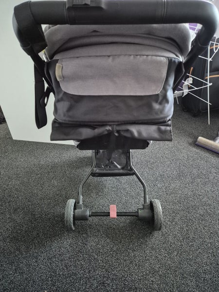 Edwards and Co Otto travel pram Carousel 5