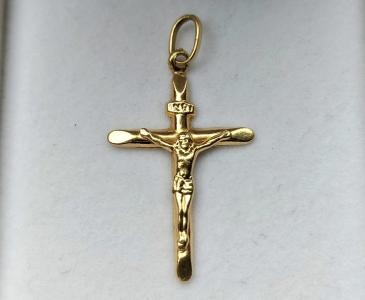 18k Gold Crucifix Pendant Carousel 1
