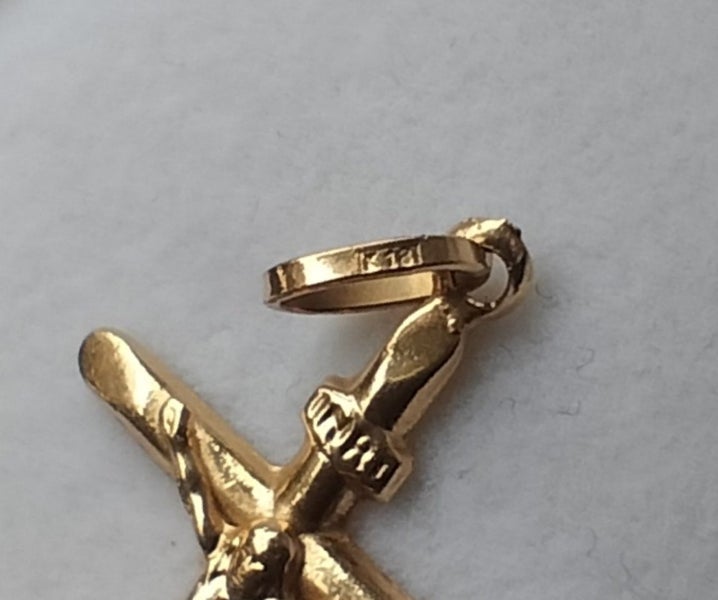 18k Gold Crucifix Pendant Carousel 2