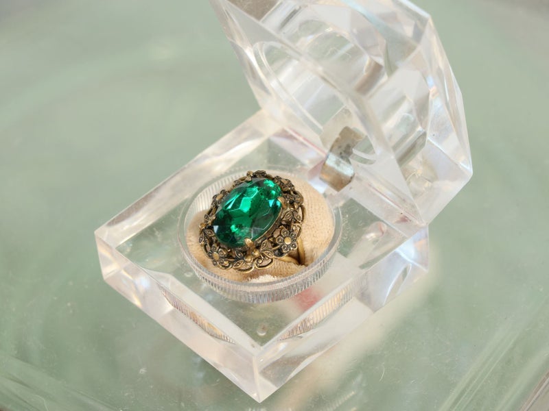 Vintage 1930s Czechoslovakian Ring in Retro Lucite Ring Box Carousel 2